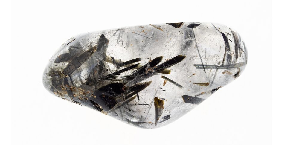 トルマリンクォーツとは？浄化と魔除けを兼ね備えた「黒針水晶」の意味・効果・浄化法