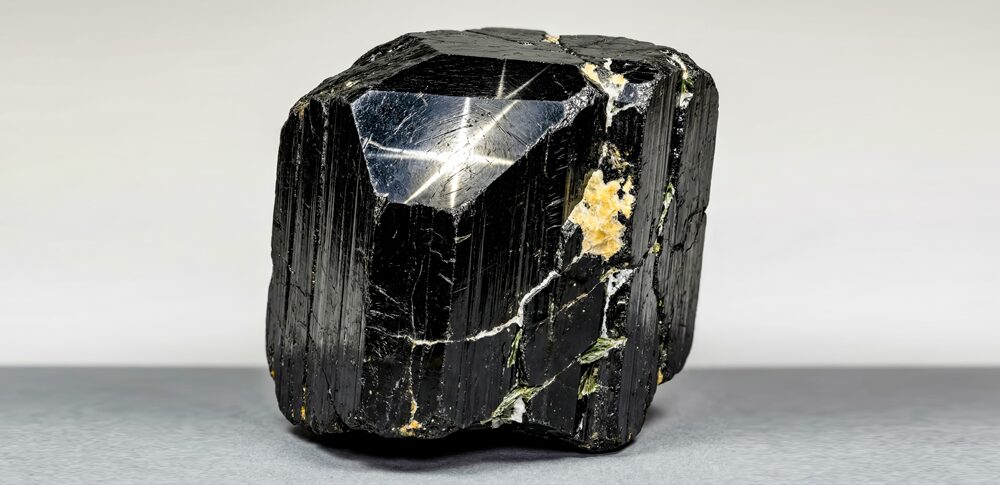 ブラックスターとは？闇を照らす星の導き、魔除けの意味・効果・浄化法を解説