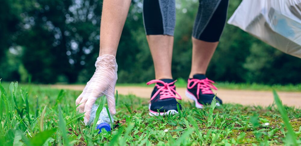 ゴミ拾いのスピリチュアルな意味|状況・場所・人物・色別の意味を徹底解説