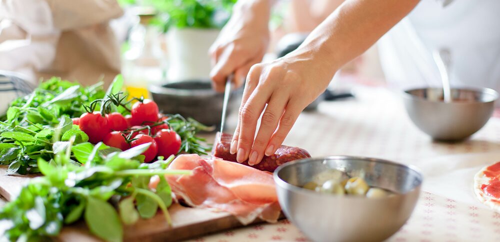 【夢占い】料理の夢を見た！何を暗示している？料理別、人物別、状況別などシーン別１７の解説