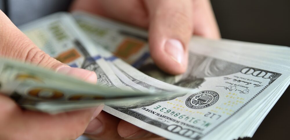 人のためにお金を使うスピリチュアルな意味とは？運気の変化・徳と開運のコツ