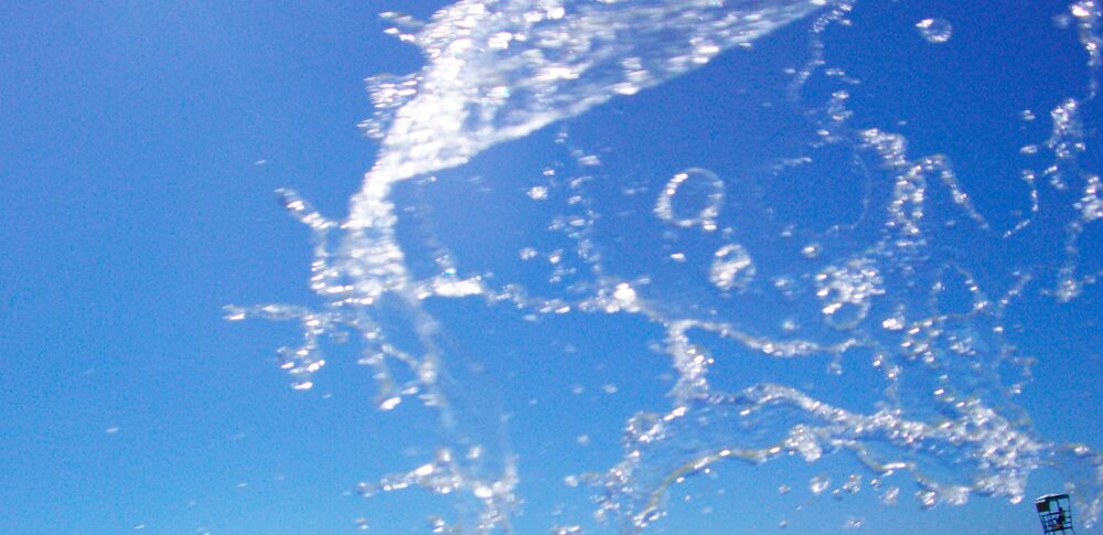 【水をかけられる夢】が示す感情の浄化と人間関係:夢占いで読み解く心の状態と変化の兆し