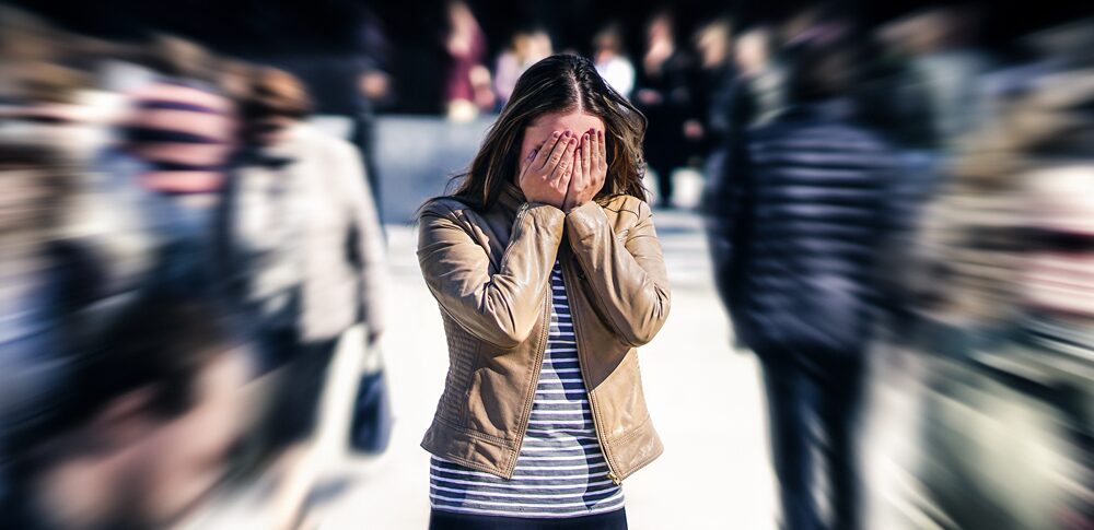 「集団恐怖症」のスピリチュアルな意味と向き合い方|エネルギーを守り輝かせる方法