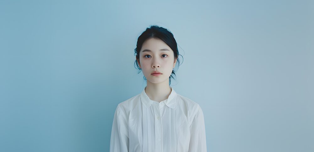 笑顔が少ない人から放たれる7つのスピリチュアルなメッセージ:内なる光を取り戻す方法