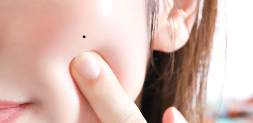 【ほくろ占い】頬のほくろが教える感情と魅力のスピリチュアルサイン|位置で読み解く前世と人間関係