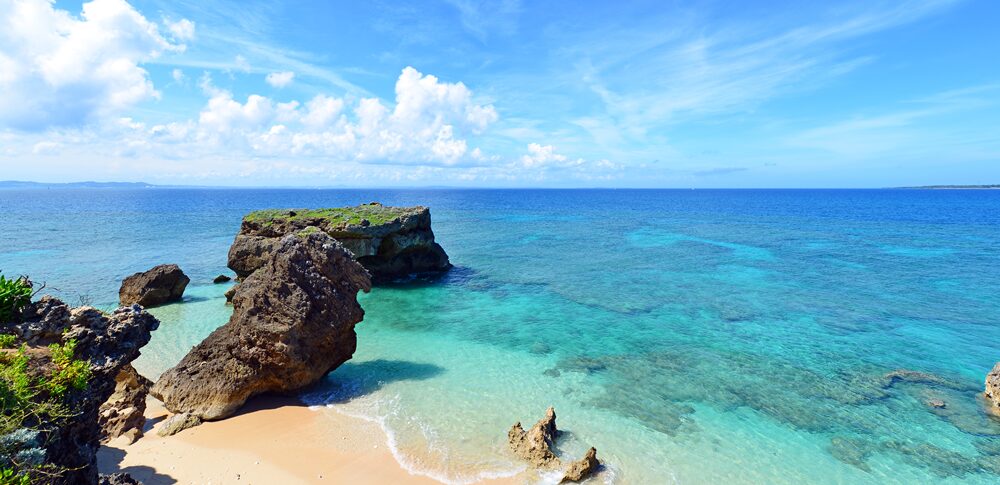 【地域別】沖縄地方の占いの特徴と魅力:聖なる島に息づく7つのスピリチュアルな智慧と自然信仰