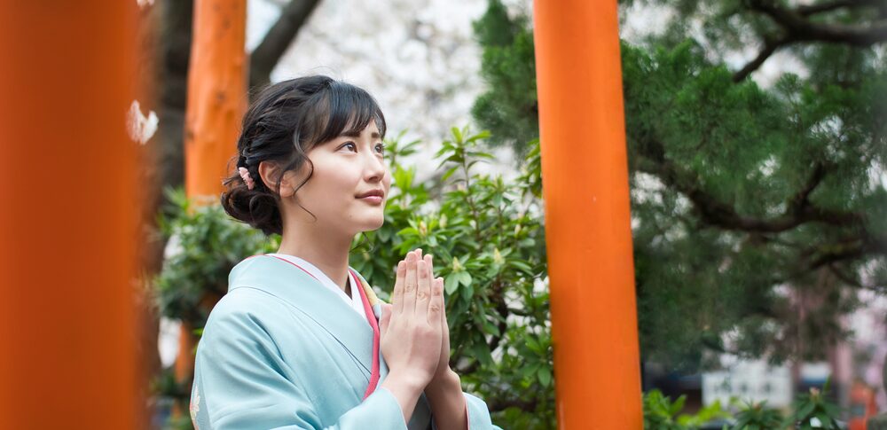 初詣の正しい作法をマスター! 二礼二拍手一礼に秘められた意味と幸運を呼び込む方法