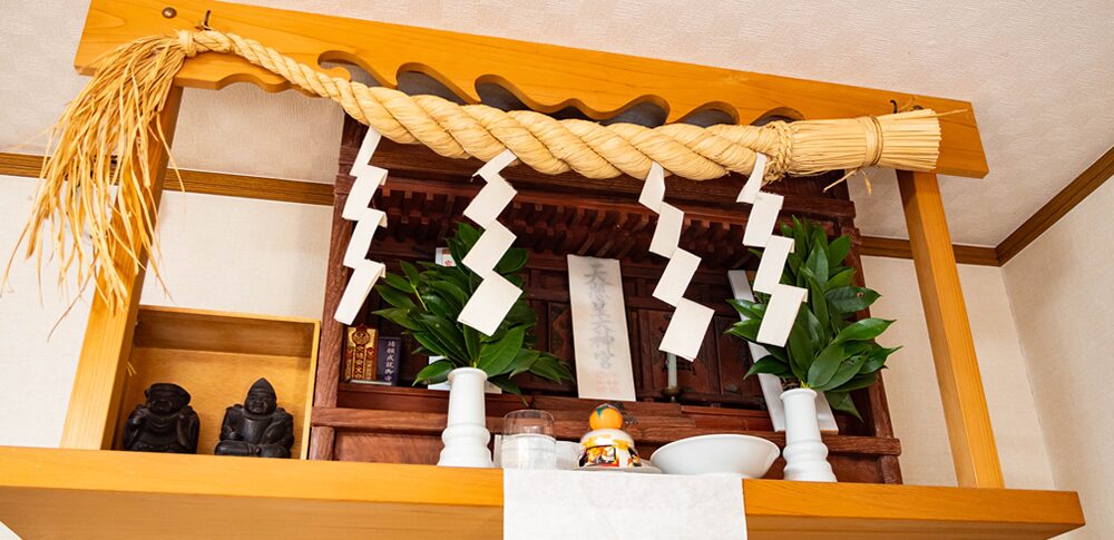 【年末年始の作法】神棚の正しい祀り方とは? 年末年始の準備から幸運を呼び込む秘訣