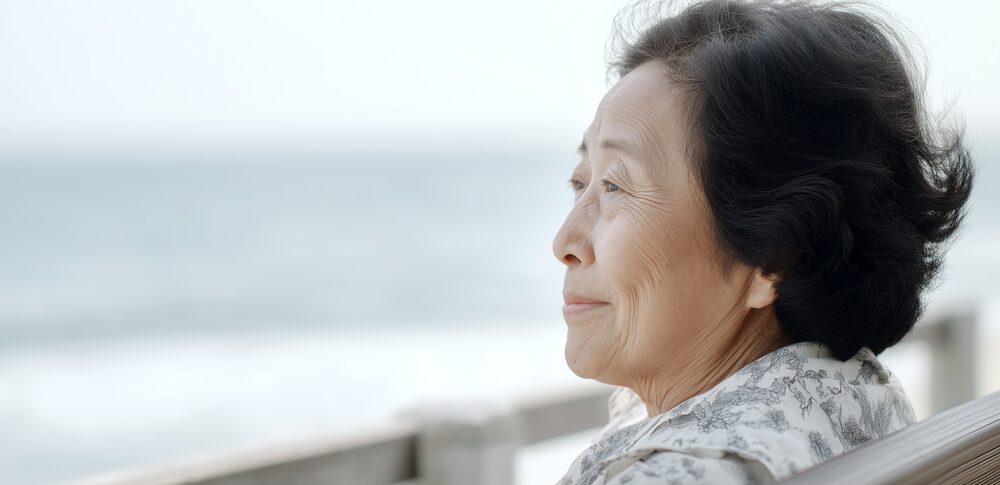 【夢占い】亡くなった人（故人）が笑顔の夢｜意味・メッセージなど23選を解説