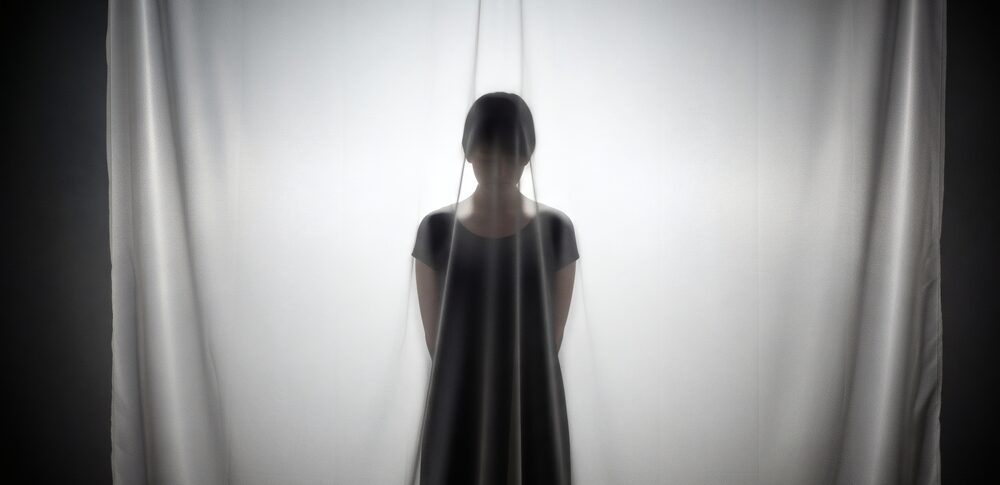 【夢占い】亡くなった人（故人）が話す夢｜意味・メッセージなど24選を解説