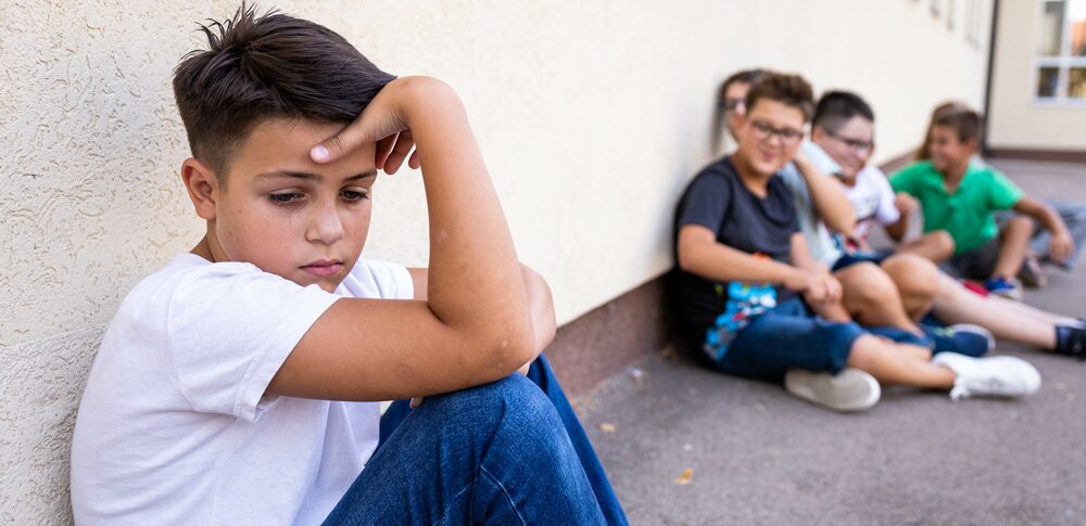 【夢占い】仲間はずれの夢｜意味・メッセージなど21選を解説