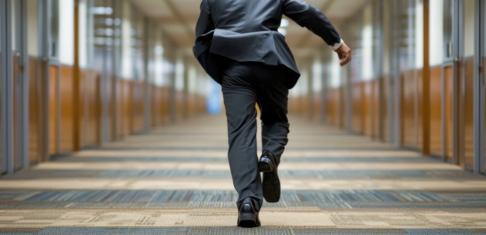 【夢占い】逃げる夢｜意味・メッセージなど25選を解説