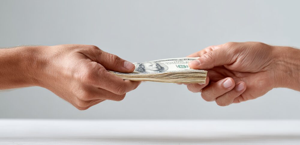 【夢占い】お金を払う夢｜意味・メッセージなど32選を解説