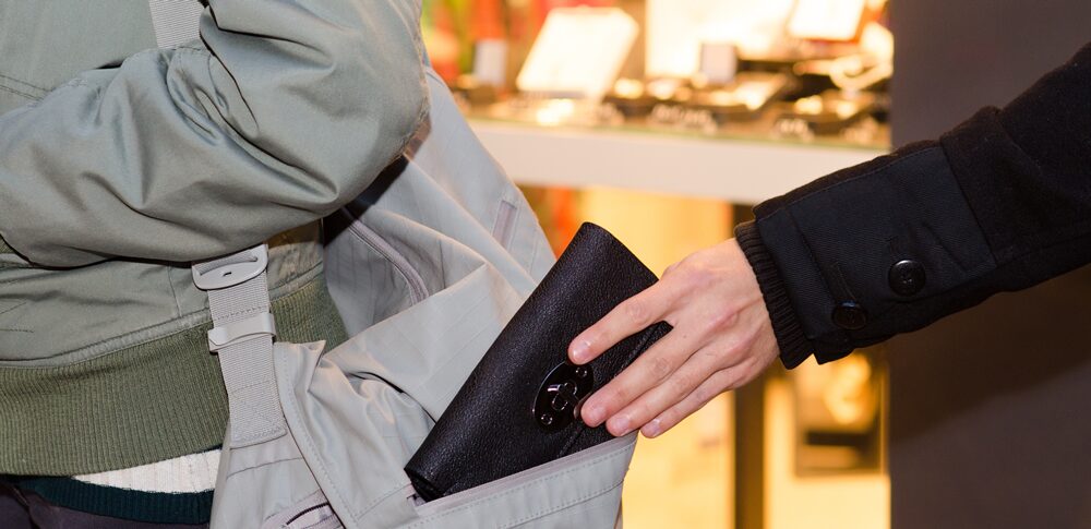 【夢占い】財布を盗まれる夢｜意味・メッセージなど45選を解説