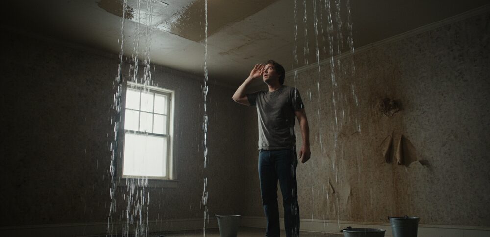 【夢占い】天井から水漏れの夢｜意味・メッセージなど20選を解説