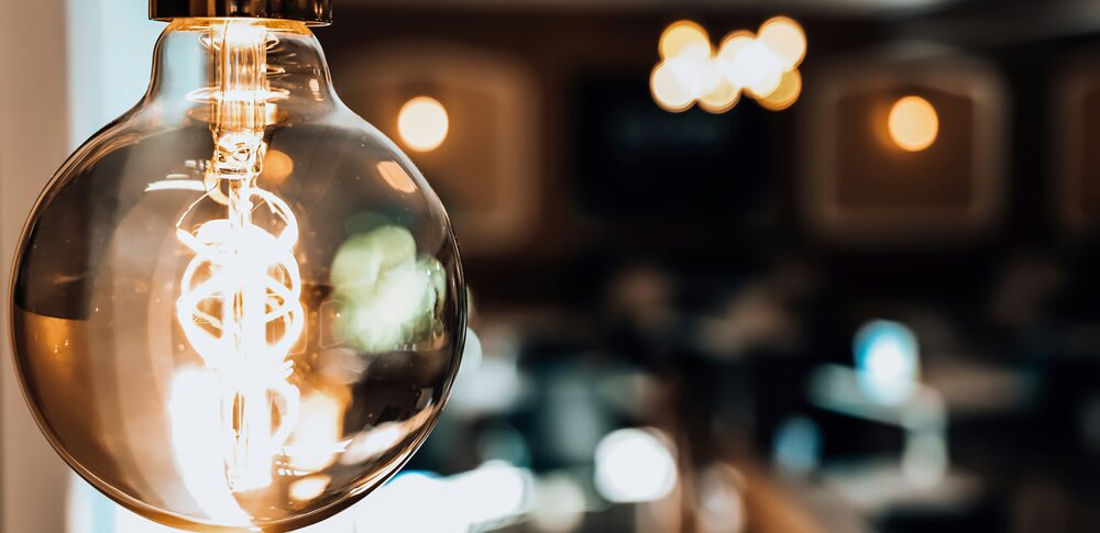 電気が勝手につくスピリチュアル的な意味は？｜状況・場所・心の状態・現象別など25選を解説