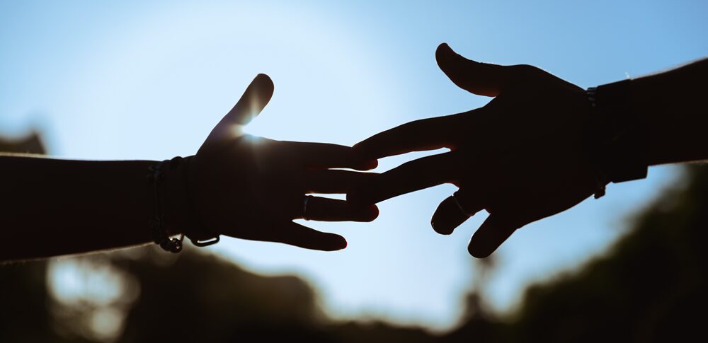 大切な人ほど離れていくスピリチュアル的な意味は？｜理由・状況・人物別など30選を解説