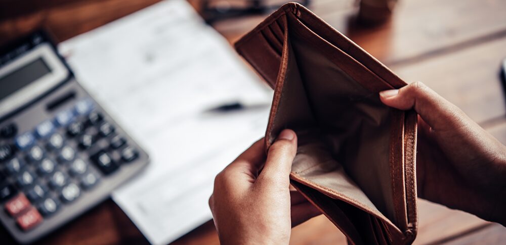 お金が底をつくスピリチュアルな意味とは？苦しい時期のメッセージと立て直し方