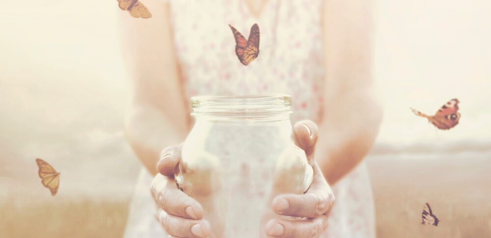 人からよく物をもらうスピリチュアル的な意味は？｜状況・特徴・心理別など25選を解説