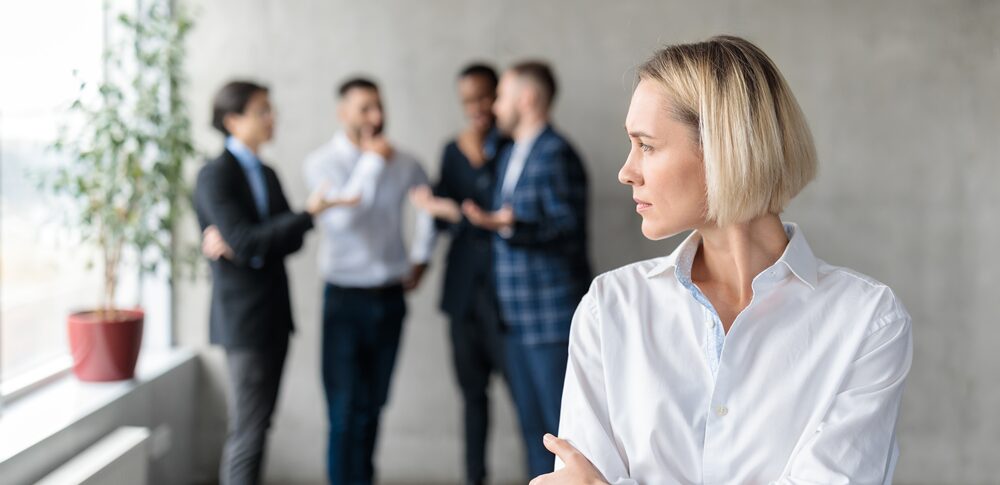 仲間外れにする人のスピリチュアル的な意味は？｜特徴・状況・対処法など30選を解説