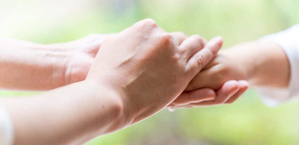 ツインレイは手を繋ぐとわかる？10の体感サインと見分け方・注意点