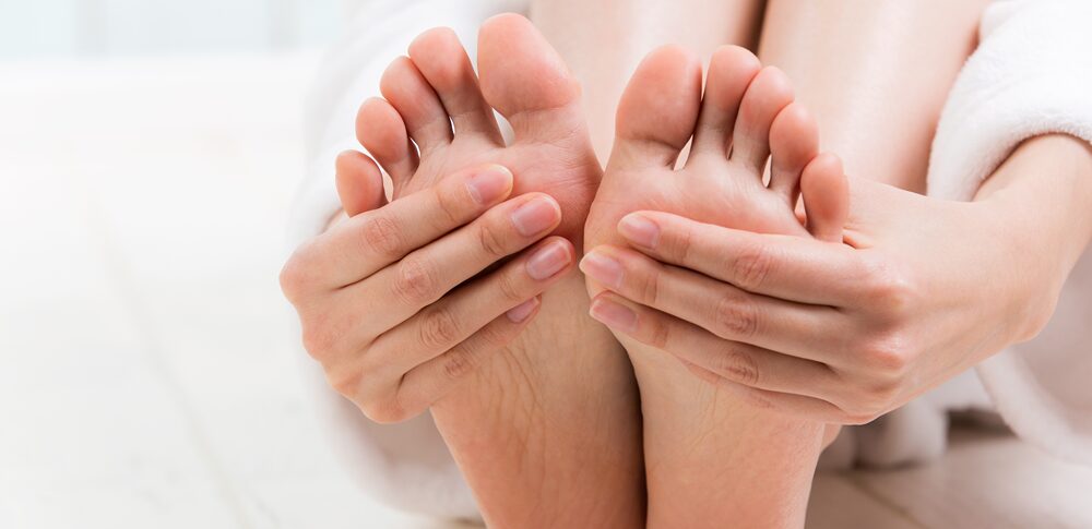 足の裏がかゆいのはスピリチュアル？意味・前兆・左右の違いと整え方