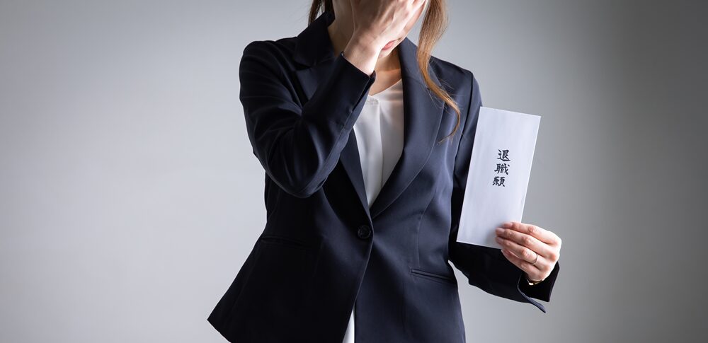 人が辞めていく会社のスピリチュアルな意味とは？サイン・原因と現実的な立て直し方